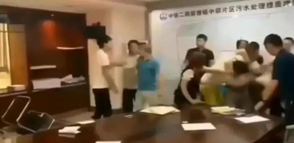 中鐵二局閥門投標(biāo)現(xiàn)場，報最低價者被“群揍”…咋回事？